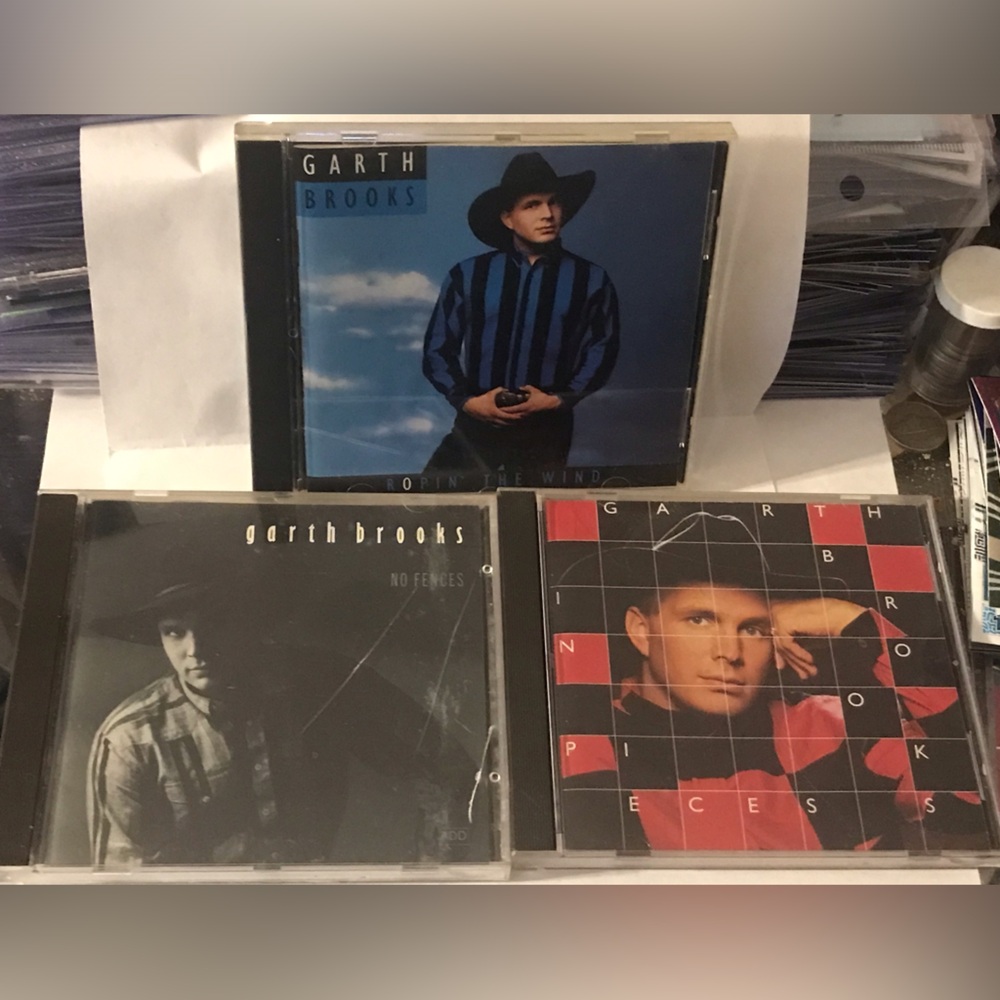 Lot of 3 Garth Brooks cd’s no fences, roping’ the wind, in pieces.
